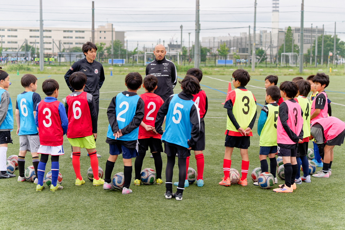 コーチの話を聞く濱塾の子どもたち